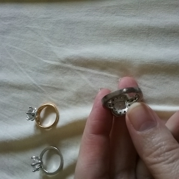 Trio of costume rings - Picture 3 of 3